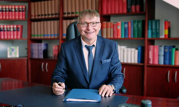 Dr. Dirk Pleger an seinem Schreibtisch