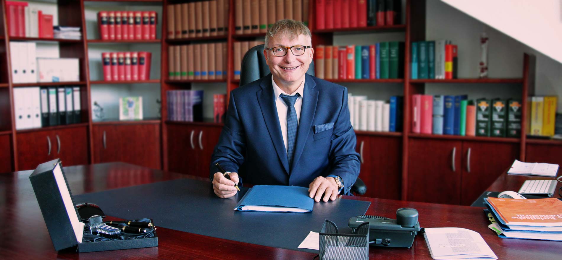 Dr. Dirk Pleger in seiner Kanzlei in Havixbeck