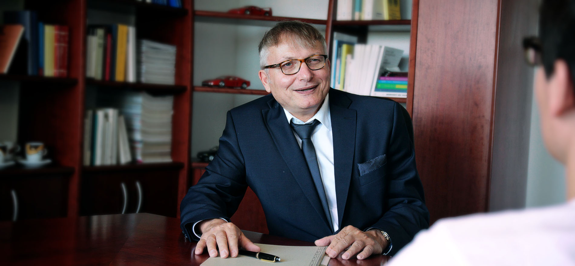 Dr. Dirk Pleger im Beratungsgespräch